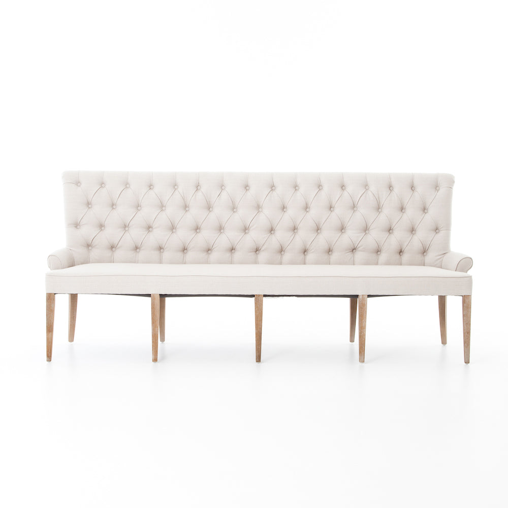 Sofa Lyne, canapé en tissu blanc soutenu par des pieds en bois naturel dont le design est frappant avec son capitonnage profond et son style à la fois traditionnel et contemporain par Maillé Style (Érik Maillé)