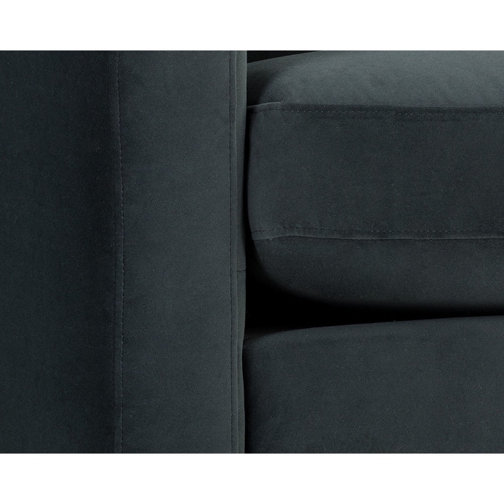 Chaise Marie, fauteuil d'appoint au design audacieux et confortable avec son tissu gris foncé capitonné en canaux pour le dossier et des pieds en bois espresso à capuchons en laiton par Maillé Style (Érik Maillé)