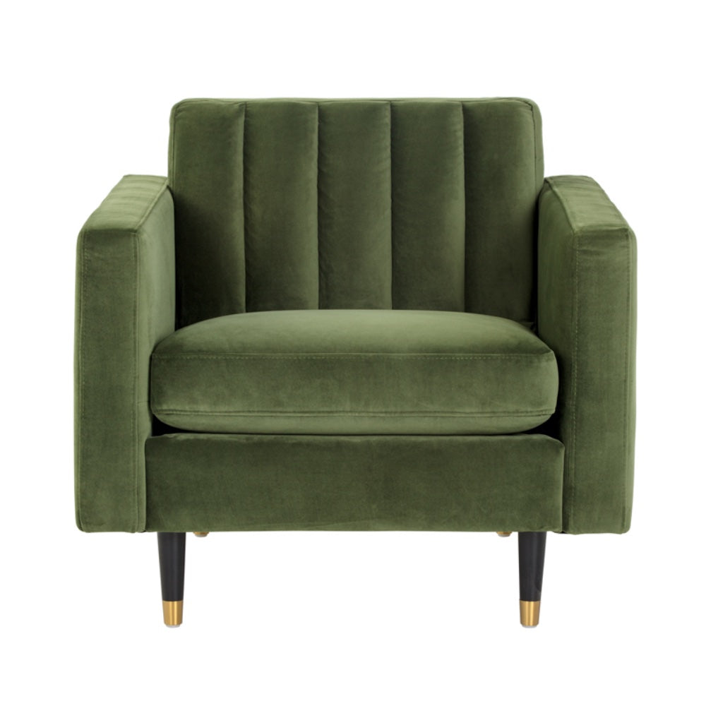 Chaise Marie, fauteuil d'appoint au design audacieux et confortable avec son velours vert capitonné en canaux pour le dossier et des pieds en bois espresso à capuchons en laiton par Maillé Style (Érik Maillé)