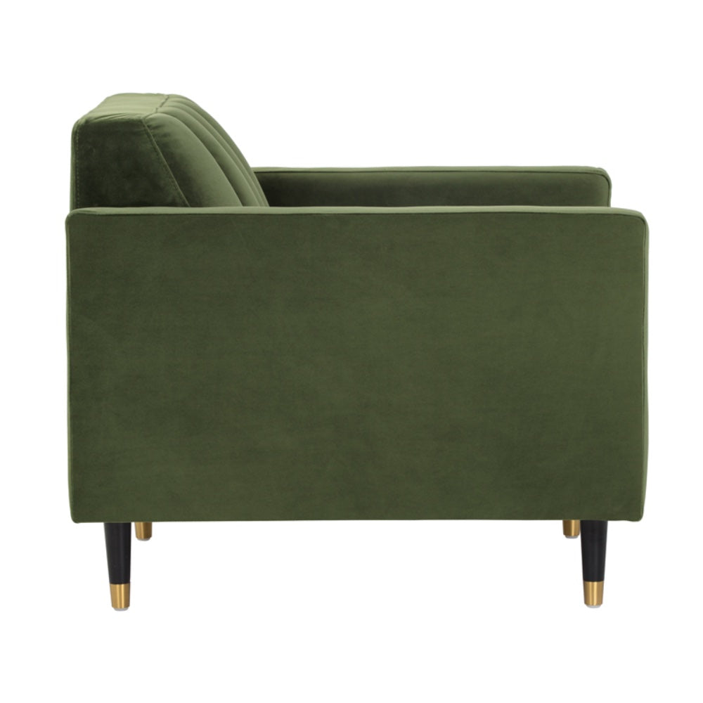 Chaise Marie, fauteuil d'appoint au design audacieux et confortable avec son velours vert capitonné en canaux pour le dossier et des pieds en bois espresso à capuchons en laiton par Maillé Style (Érik Maillé)