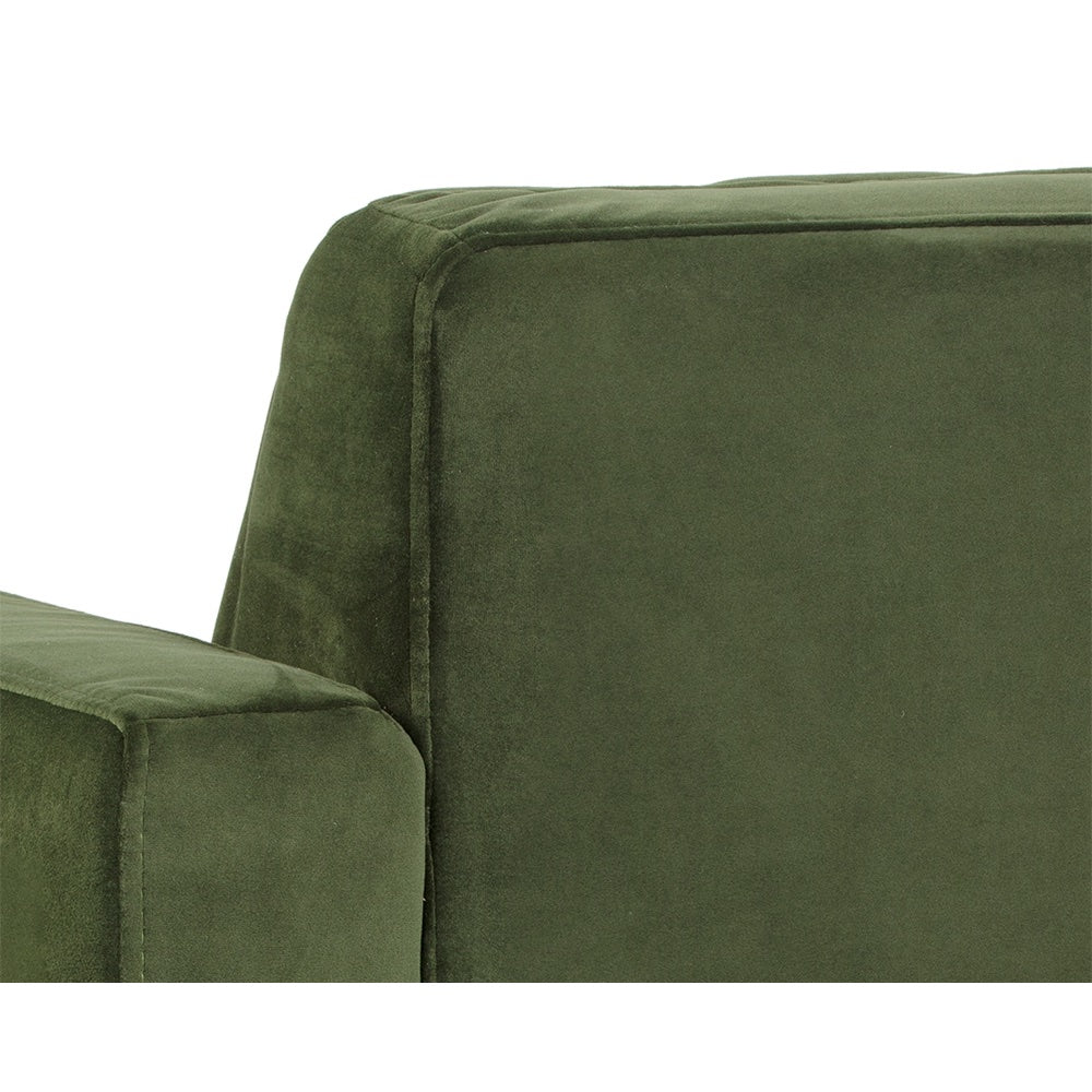 Chaise Marie, fauteuil d'appoint au design audacieux et confortable avec son velours vert capitonné en canaux pour le dossier et des pieds en bois espresso à capuchons en laiton par Maillé Style (Érik Maillé)