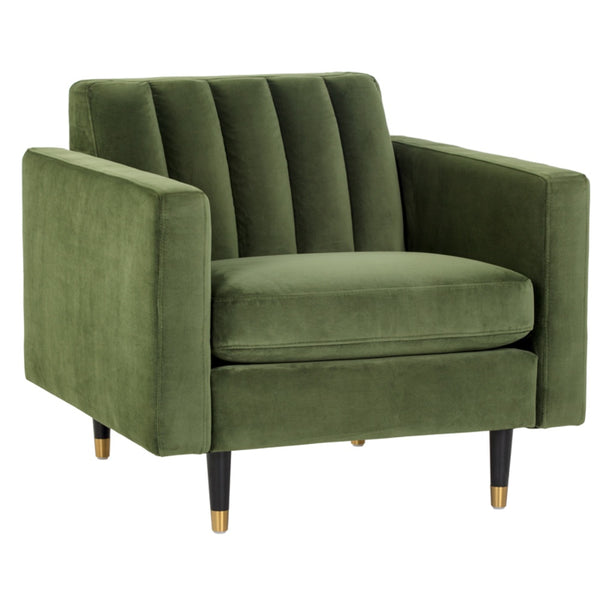 Chaise Marie, fauteuil d'appoint au design audacieux et confortable avec son velours vert capitonné en canaux pour le dossier et des pieds en bois espresso à capuchons en laiton par Maillé Style (Érik Maillé)