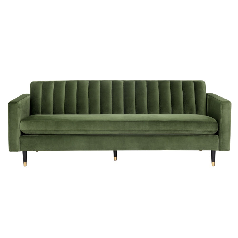 Sofa Marie, canapé en velours vert avec un dossier en capitonnage à canaux et des pieds en bois espresso et embouts en laiton pour un design audacieux et confortable par Maillé Style (Érik Maillé)