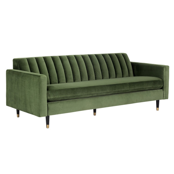 Sofa Marie, canapé en velours vert avec un dossier en capitonnage à canaux et des pieds en bois espresso et embouts en laiton pour un design audacieux et confortable par Maillé Style (Érik Maillé)