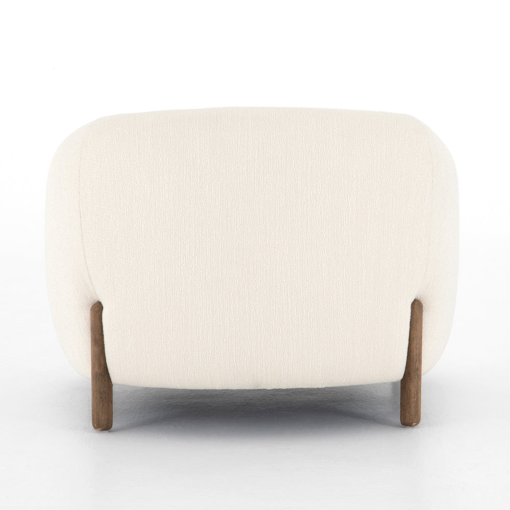 Chaise MARTHA, fauteuil en tissu blanc ivoire avec des pieds de bois patiné par Maillé Style (Érik Maillé)