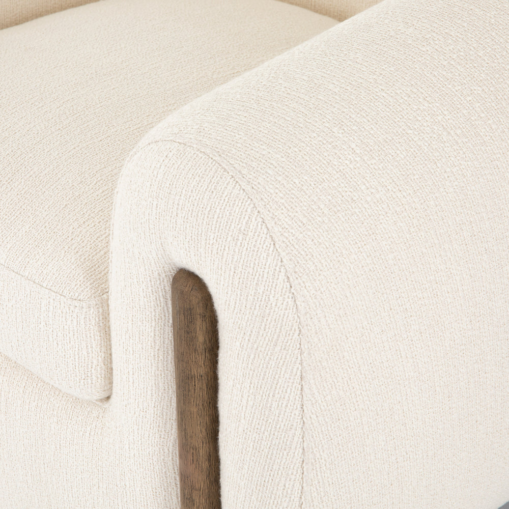 Chaise MARTHA, fauteuil en tissu blanc ivoire avec des pieds de bois patiné par Maillé Style (Érik Maillé)