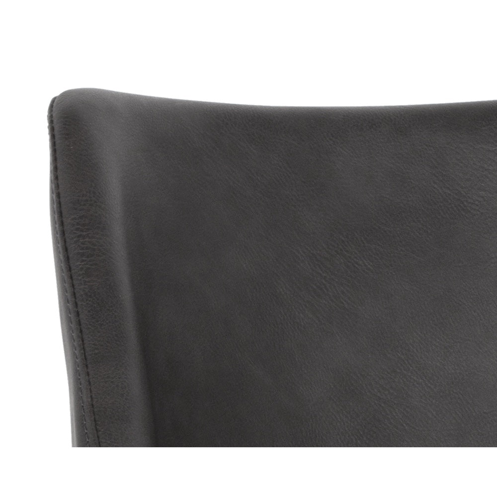 Chaise de salle à manger Matisse, chaise avec accoudoirs au design sculpté, urbain et confortable en similicuir gris foncé et aux pieds en acier noir par Maillé Style (Érik Maillé)