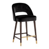 Tabouret de comptoir Monet, assise avec un dossier ouvert en velours noir et pieds de bois à embouts en laiton pour un design élégant, chic et vintage par Maillé Style (Érik Maillé)