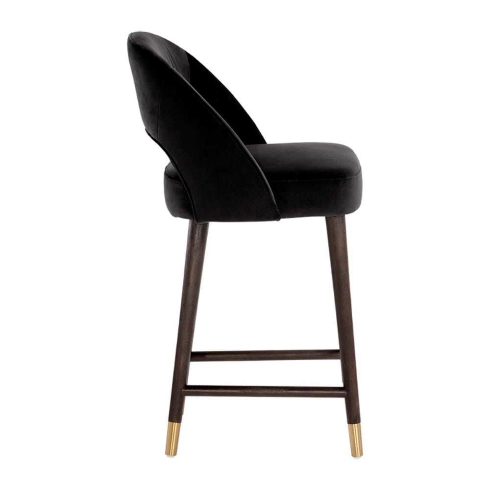 Tabouret de comptoir Monet, assise avec un dossier ouvert en velours noir et pieds de bois à embouts en laiton pour un design élégant, chic et vintage par Maillé Style (Érik Maillé)