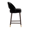 Tabouret de comptoir Monet, assise avec un dossier ouvert en velours noir et pieds de bois à embouts en laiton pour un design élégant, chic et vintage par Maillé Style (Érik Maillé)