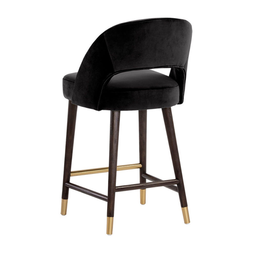 Tabouret de comptoir Monet, assise avec un dossier ouvert en velours noir et pieds de bois à embouts en laiton pour un design élégant, chic et vintage par Maillé Style (Érik Maillé)