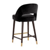 Tabouret de comptoir Monet, assise avec un dossier ouvert en velours noir et pieds de bois à embouts en laiton pour un design élégant, chic et vintage par Maillé Style (Érik Maillé)
