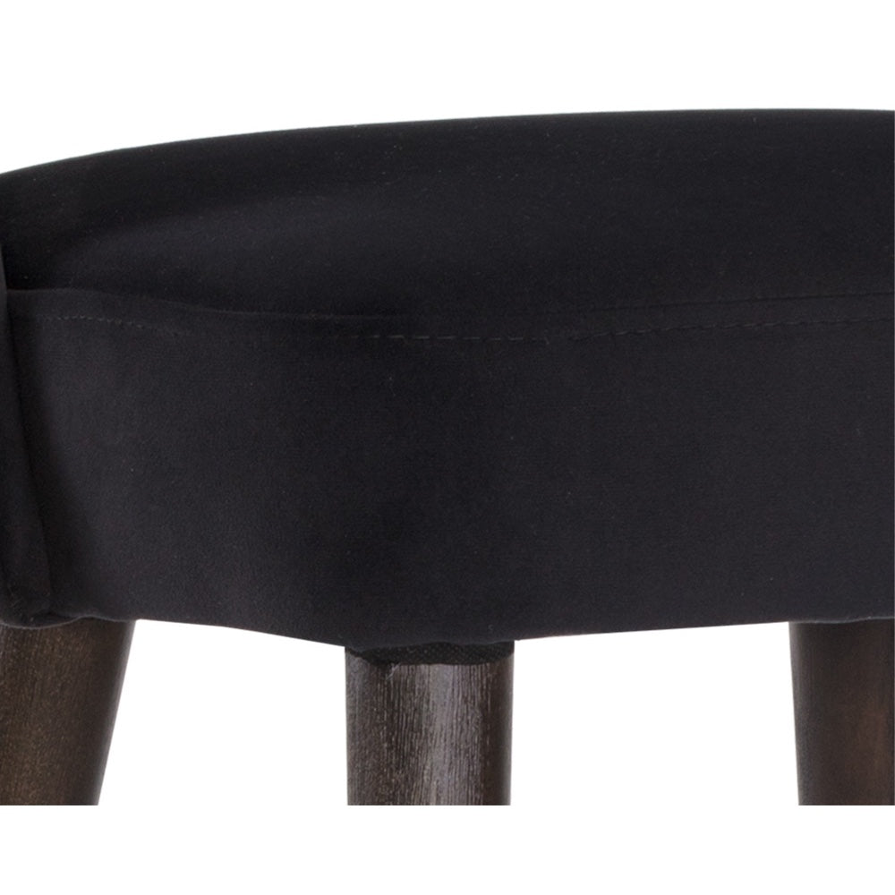 Tabouret de comptoir Monet, assise avec un dossier ouvert en velours noir et pieds de bois à embouts en laiton pour un design élégant, chic et vintage par Maillé Style (Érik Maillé)