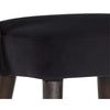 Tabouret de comptoir Monet, assise avec un dossier ouvert en velours noir et pieds de bois à embouts en laiton pour un design élégant, chic et vintage par Maillé Style (Érik Maillé)