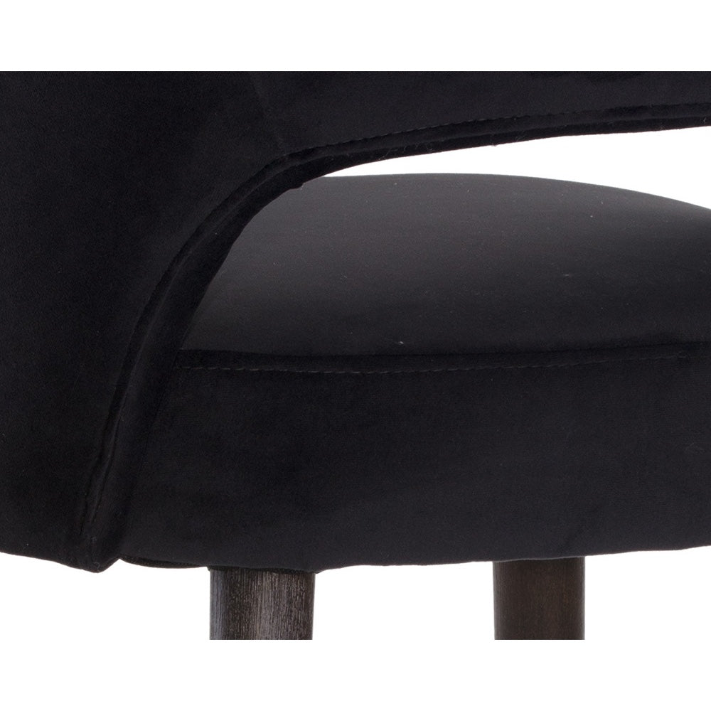 Tabouret de comptoir Monet, assise avec un dossier ouvert en velours noir et pieds de bois à embouts en laiton pour un design élégant, chic et vintage par Maillé Style (Érik Maillé)