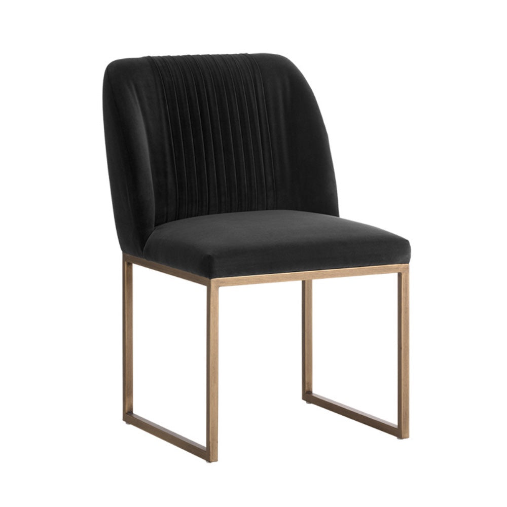 Chaise de salle à manger NADEIGE, chaise transitionnelle, confortable avec style en velours gris très foncé délicatement froncé et des pieds en laiton antique par Maillé Style (Érik Maillé)