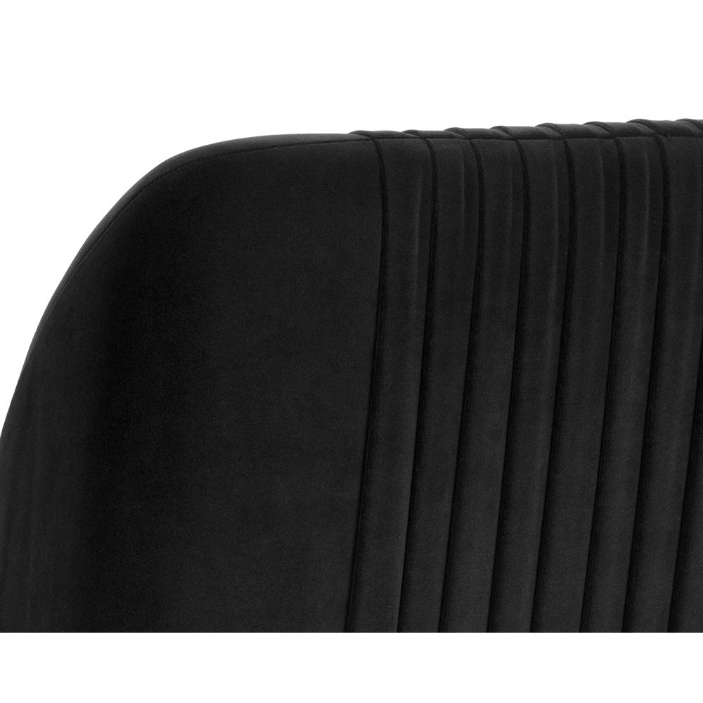 Chaise de salle à manger NADEIGE, chaise transitionnelle, confortable avec style en velours gris très foncé délicatement froncé et des pieds en laiton antique par Maillé Style (Érik Maillé)
