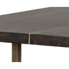Table de salle à manger Nelly au plateau en acacia fumé et une structure en laiton antique  pour un design rustique stylisé par Maillé Style (Érik Maillé)
