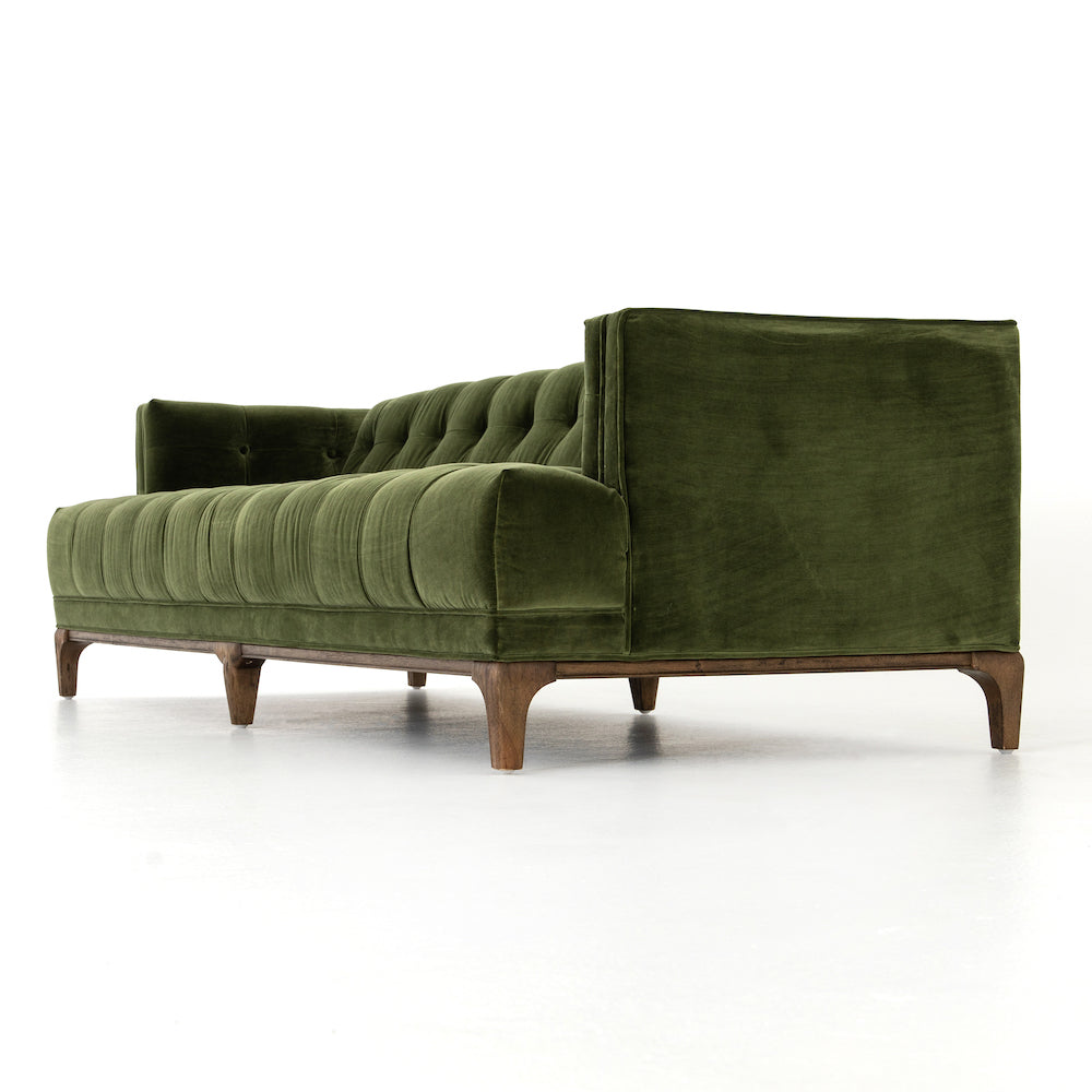 Sofa OLIVIER, canapé en velours vert contemporain avec des pieds de bois par Maillé Style (Erik Maillé)