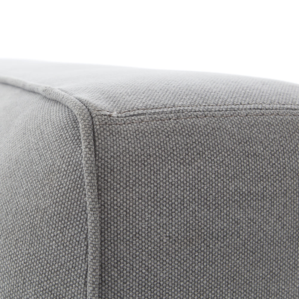 Lit Outremont en tissu gris clair pour un design discret et luxueux italien aux lignes épurées par Maillé Style (Érik Maillé)