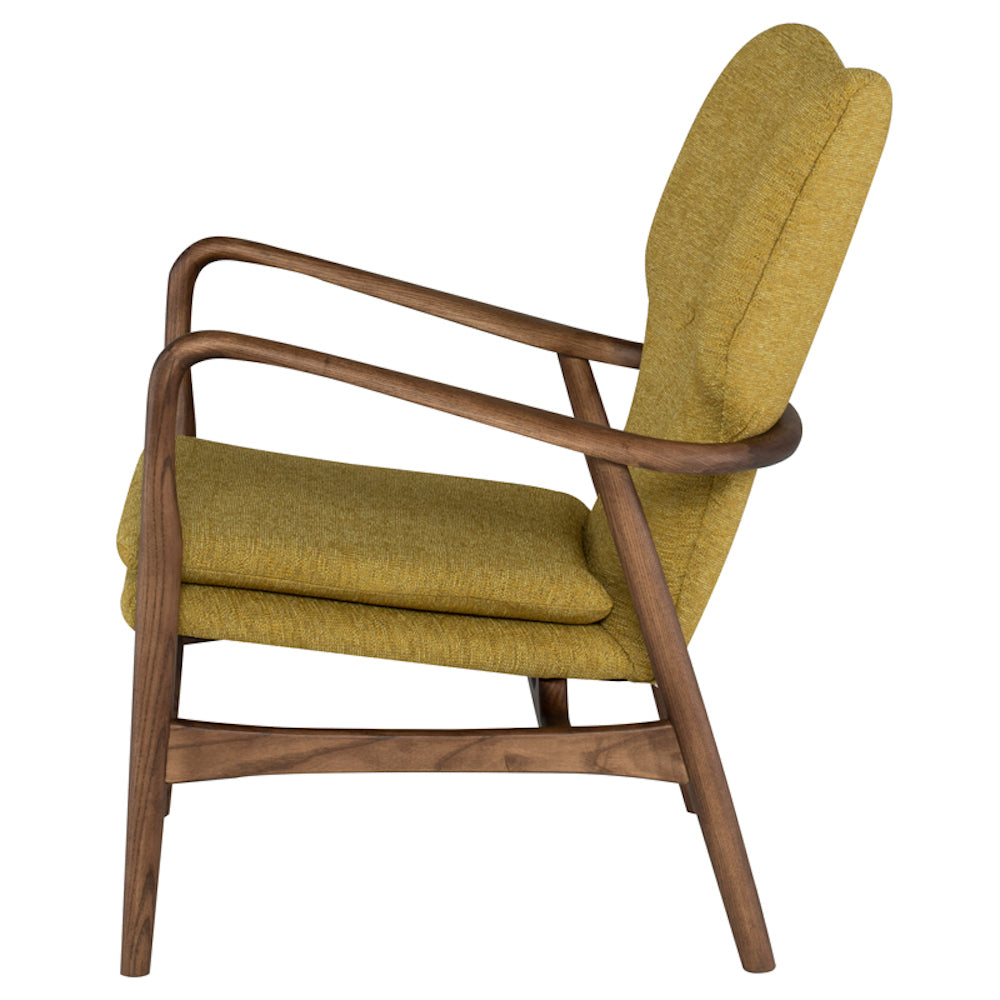 La chaise d'appoint Patrik est un fauteuil en noyer et tissu jaune moutarde  au design scandinave par Maillé Style (Érik Maillé)