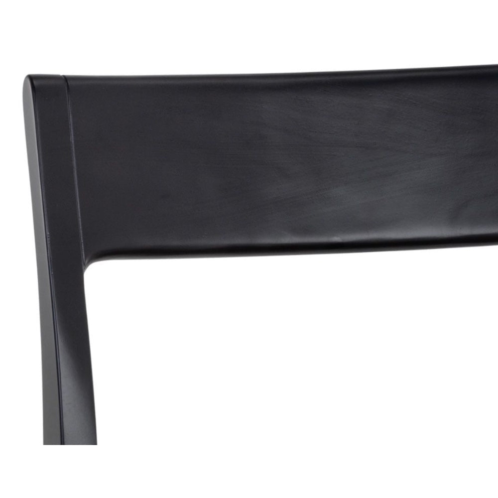 Chaise de salle à manger Ray avec son assise en corde tressée et sa structure en bois noir simple reprenant un modèle classique tout en le modernisant par Maillé Style (Érik Maillé)