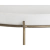 Table basse Rémi, table de salon tonde avec un dessus en forme de plateau en béton blanc soutenu par une structure en laiton antique pour un design élégant et discret par Maillé Style (Érik Maillé)