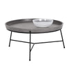 Table basse Rémi, table de salon tonde avec un dessus en forme de plateau en béton gris soutenu par une structure en acier noir pour un design élégant et discret par Maillé Style (Érik Maillé)