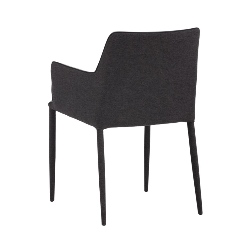Fauteuil de salle à manger Irénée, chaise avec accoudoirs minimaliste, moderne et urbain avec son siège en tissu gris clair encastré par contraste avec un dossier et des pieds recouverts de tissu ardoise noire par Maillé Style (Érik Maillé) 