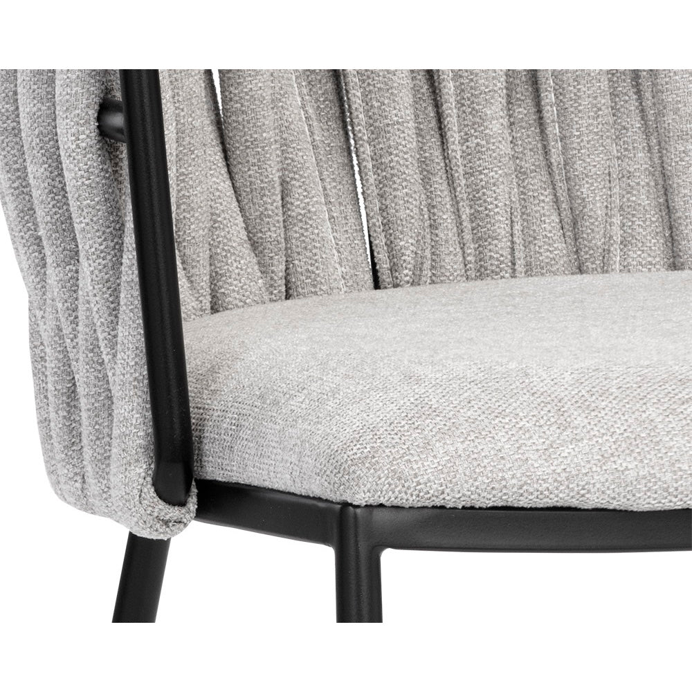 Chaise de salle à manger SARAH, chaise élégante et urbaine avec accoudoirs originale avec son dossier en tissu tressé et sa base visible de métal noir par Maillé Style (Érik Maillé)