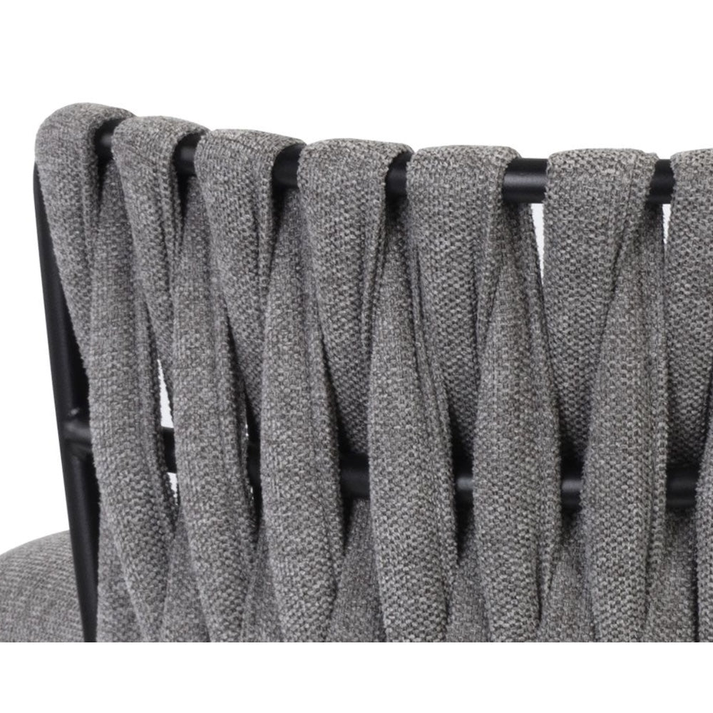 Tabouret de comptoir Sarah, tabouret original avec son dossier en tissu gris foncé tressé pour un design contemporain et urbain par Maillé Style (Érik Maillé)