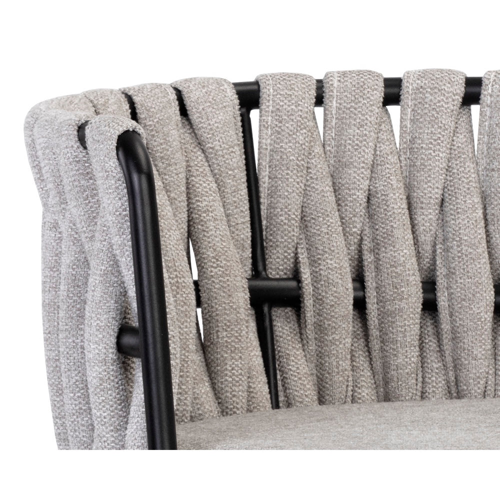 Tabouret de comptoir Sarah, tabouret original avec son dossier en tissu gris clair tressé pour un design contemporain et urbain par Maillé Style (Érik Maillé)