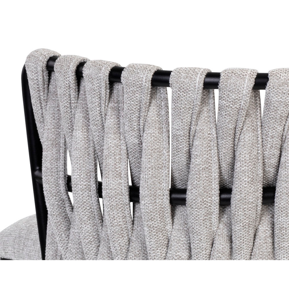 Tabouret de comptoir Sarah, tabouret original avec son dossier en tissu gris clair tressé pour un design contemporain et urbain par Maillé Style (Érik Maillé)
