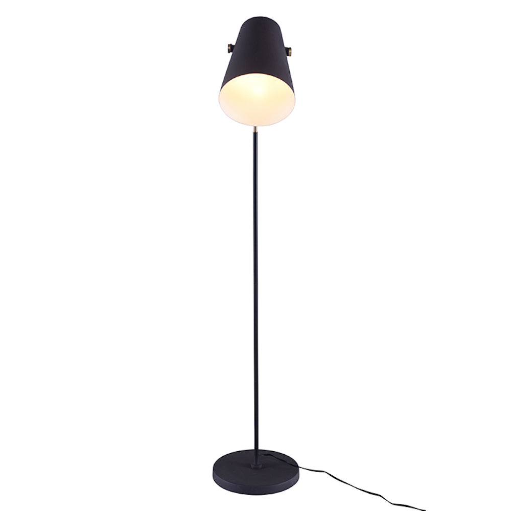 La lampe sur pied SAWYER reprend un design emblématique en le modernisant avec le mélange de matériaux (acier gris foncé et laiton mat) par Maillé Style (Érik Maillé)