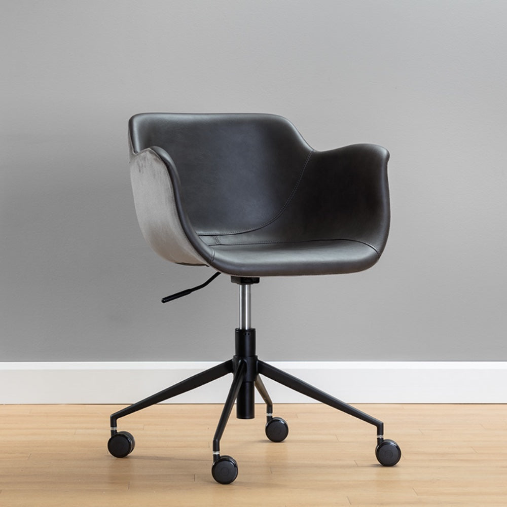 La chaise de bureau en cuir gris intérieur et tissu gris extérieur présente un design  masculin, moderne et urbain par Maillé Style (Érik Maillé)