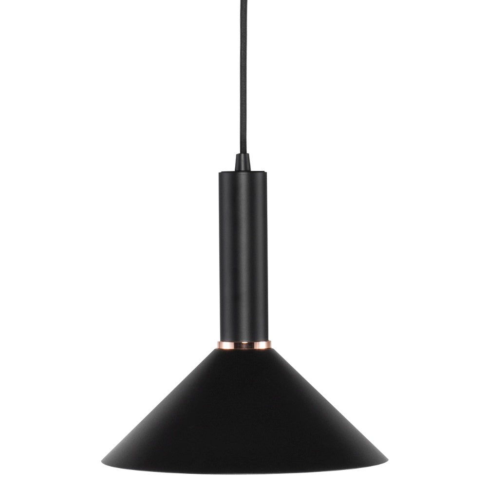 SIMONA, luminaire suspendu avec un abat-jour forme triangulaire noir mat et accent cuivré par Maillé Style (Érik Maillé)