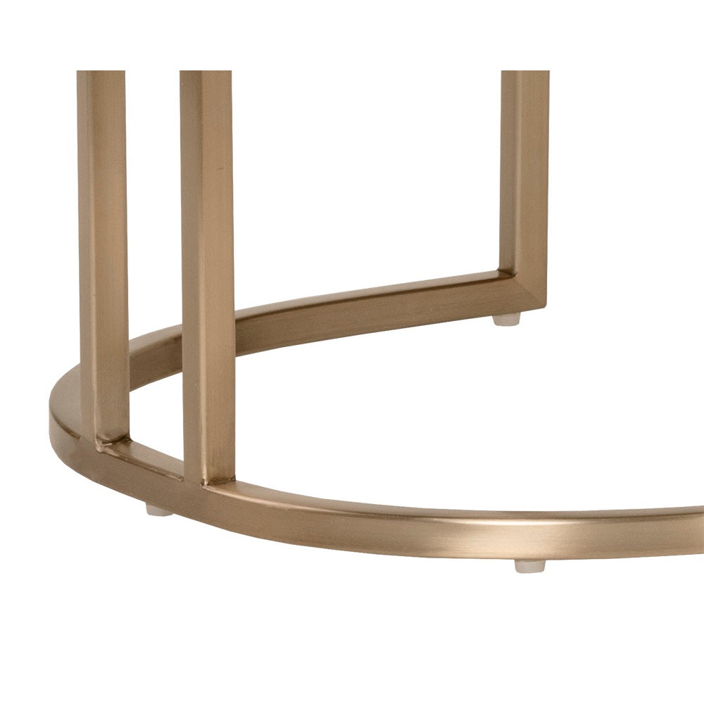 Le banc Simone, banc élégant avec un tissu blanc cassé pour assise et des pieds en laiton antique tout en courbe par Maillé Style (Érik Maillé)