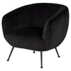 La chaise Sofia est un fauteuil qui présente un profil arrondi recouvert de velours noir plissé, avec des pieds en noir mat par Maillé Style (Érik Maillé)