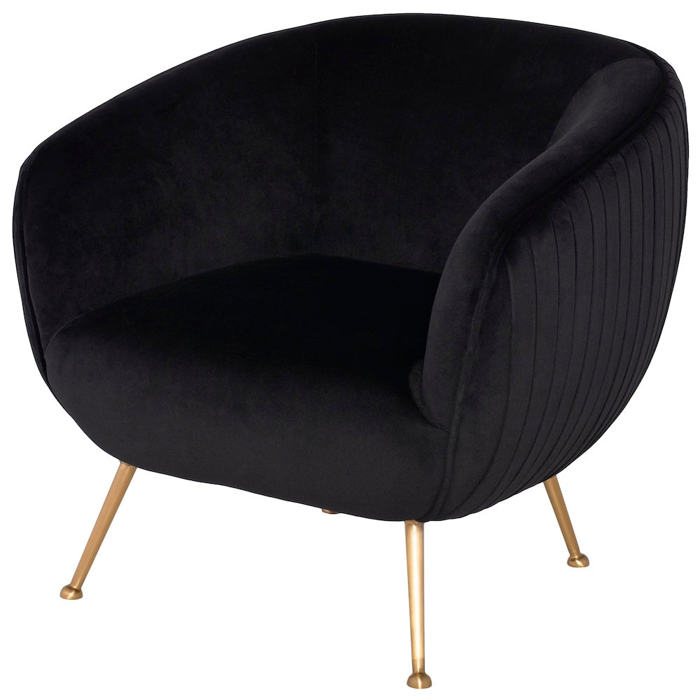 La chaise SOFIA est un fauteuil qui présente un profil arrondi recouvert de velours noir plissé, avec des pieds en or brossé par Maillé Style (Érik Maillé)