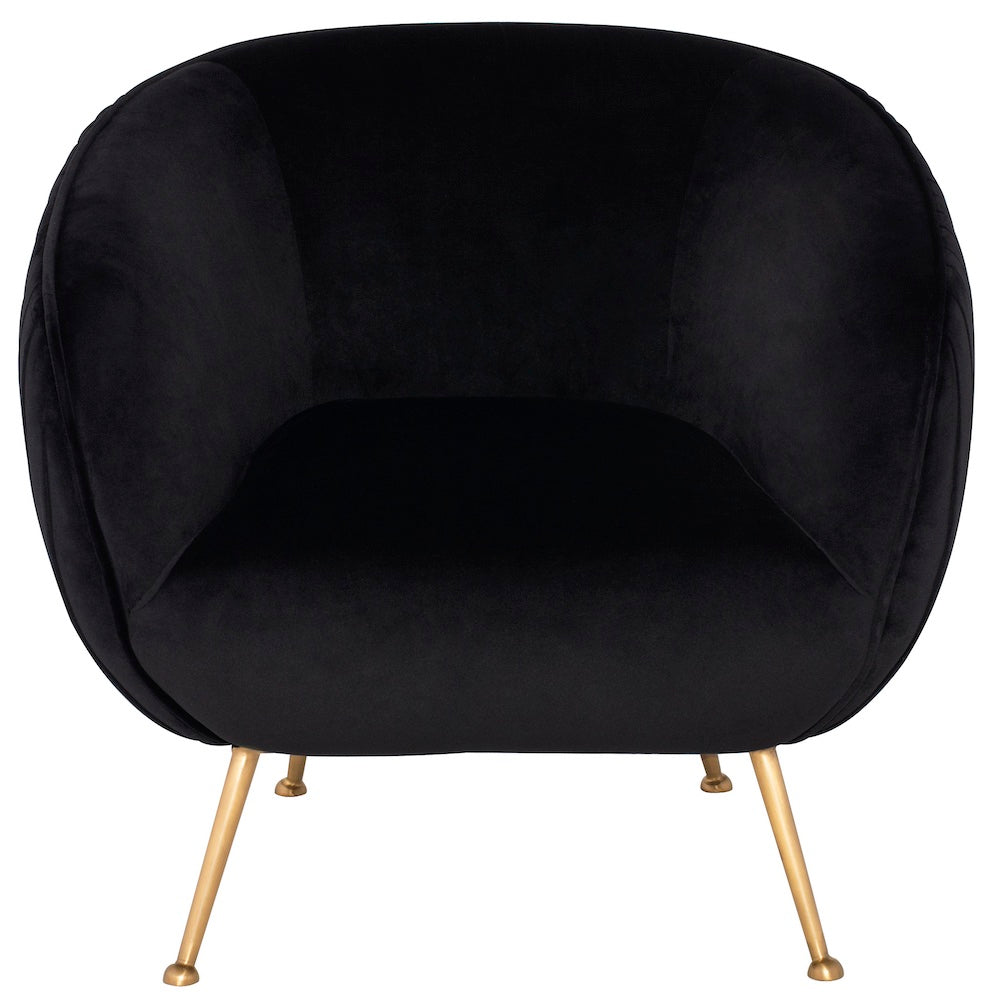La chaise SOFIA est un fauteuil qui présente un profil arrondi recouvert de velours noir plissé, avec des pieds en or brossé par Maillé Style (Érik Maillé)