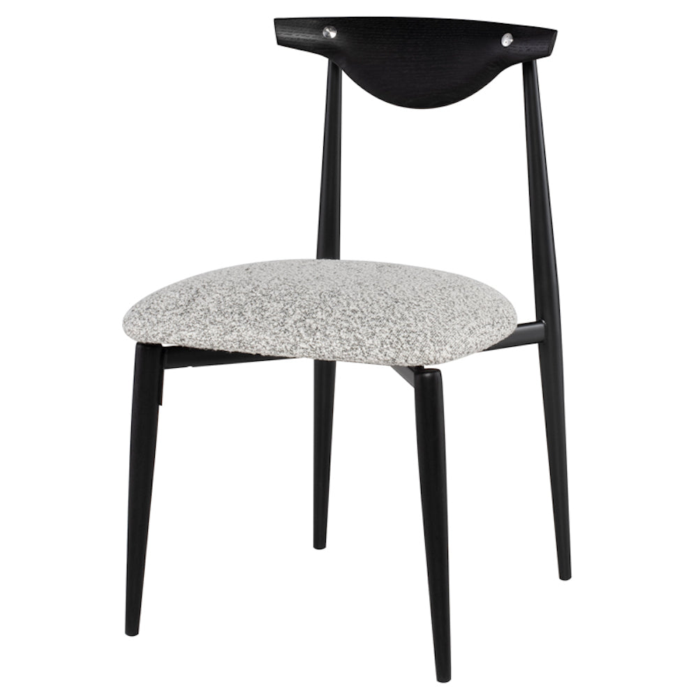 La chaise de salle à manger VICUNA est doté d'une structure en bois noir, d'une assise en tissu gris clair et surtout  d'un dossier original par Maillé Style (Érik Maillé)