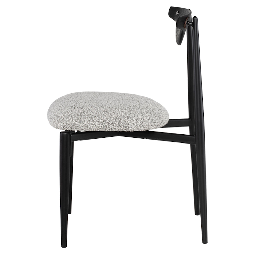La chaise de salle à manger VICUNA est doté d'une structure en bois noir, d'une assise en tissu gris clair et surtout  d'un dossier original par Maillé Style (Érik Maillé)