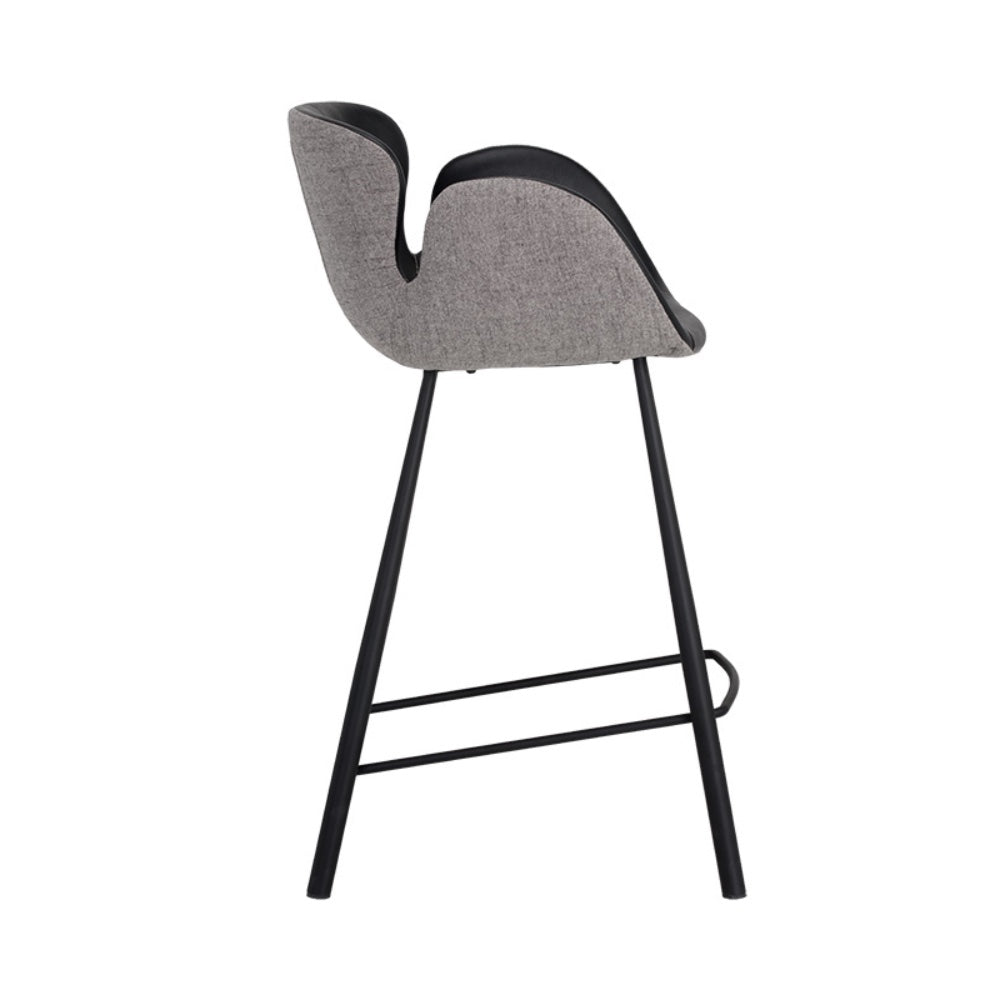 Tabouret de comptoir Wally, tabouret avec accoudoirs au design moderne Midcentury avec son siège bicolore (cuir noir et tissu gris) par Maillé Style (Érik Maillé)