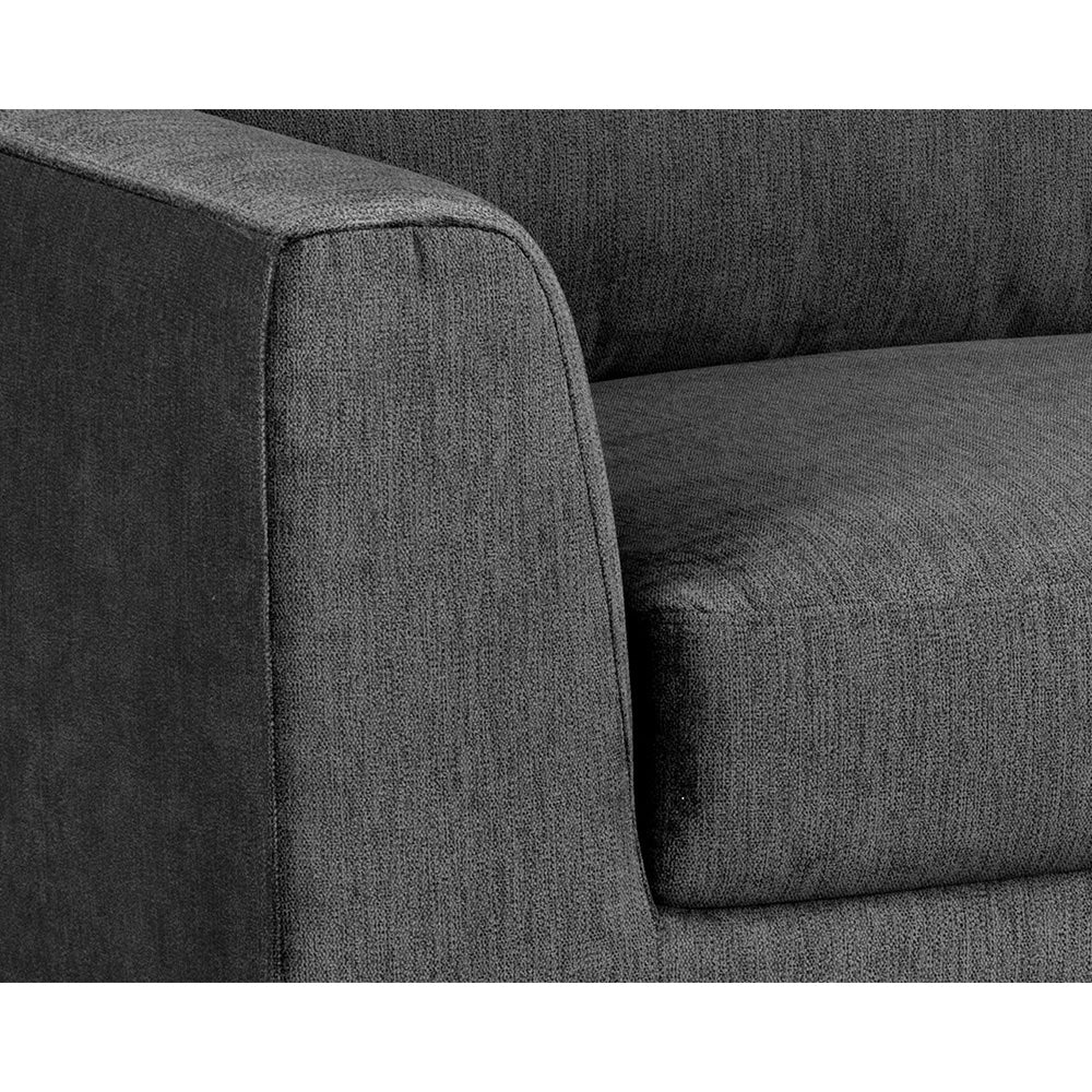 Sofa Yan, canapé en tissu gris foncé avec des pieds en métal noir pour un design élégant et intemporel par Maillé Style (Érik Maillé)