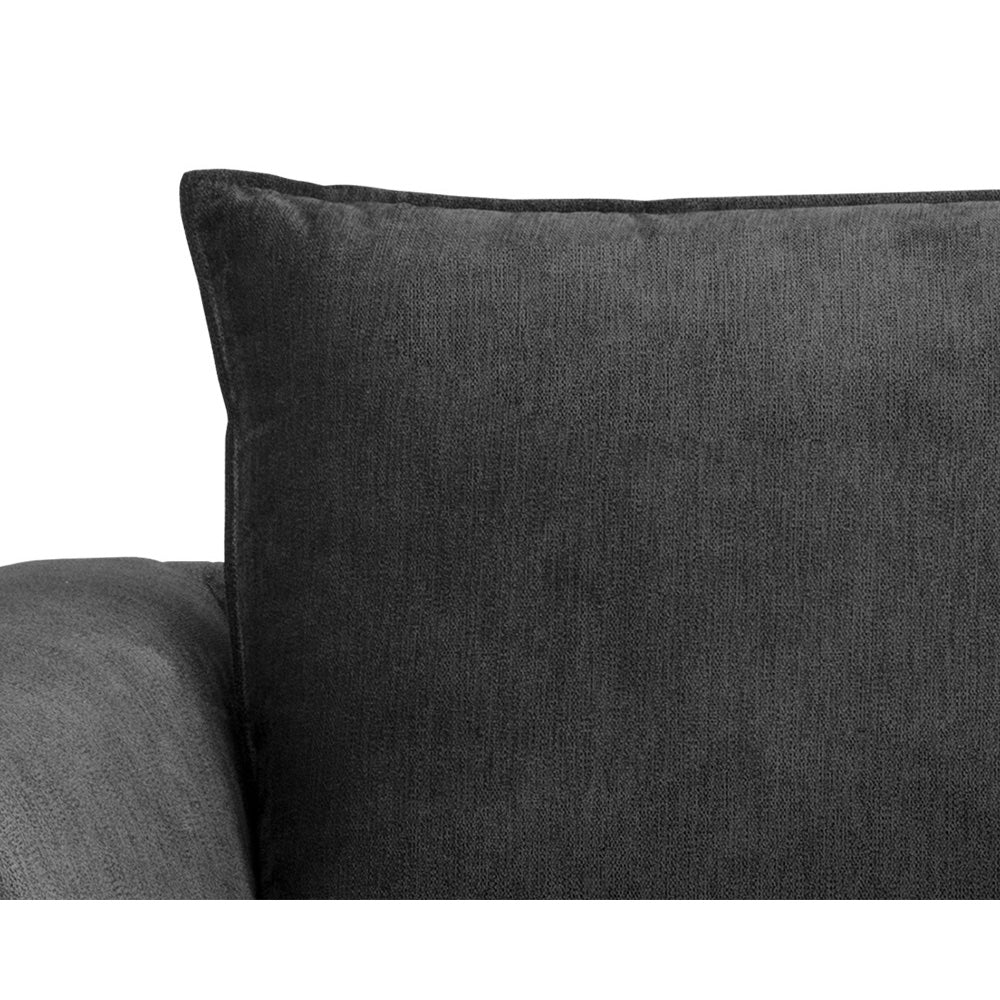 Sofa Yan, canapé en tissu gris foncé avec des pieds en métal noir pour un design élégant et intemporel par Maillé Style (Érik Maillé)