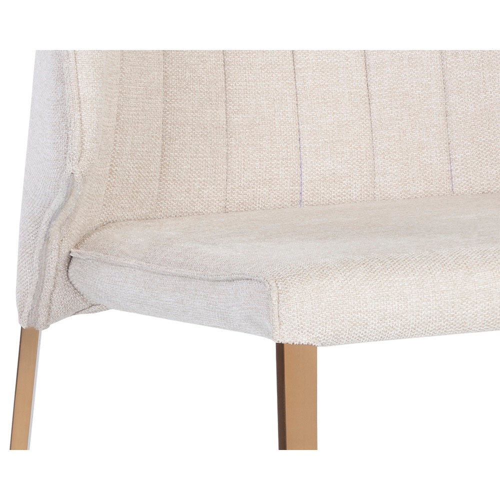 Chaise de salle à manger ZAYDA, chaise élégante et moderne avec son tissu blanc cassé, son capitonnage vertical et ses pieds dorés par Maillé Style (Érik Maillé)